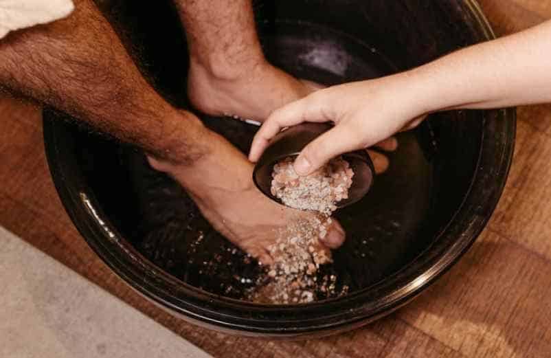 Un bain de pieds au bicarbonate de soude Kiné-Service